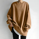 Übergroßer Designer-Pullover in Beige, lässig und modisch, ideal für Herbstmode. Perfekt kombinierbar mit Jeans für einen trendigen Look.