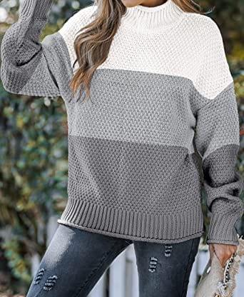 Eleganter gestreifter Pullover in Grau- und Weißtönen, ideal für Herbstmode. Hochwertige Strickware, perfekt für stilvolle Outfits.