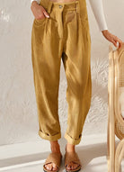 Damen Cordhose in Beige, stilvoll und modern, ideal für Herbstmode. Kombiniert mit Sandalen und weißem Oberteil für lässigen Chic.