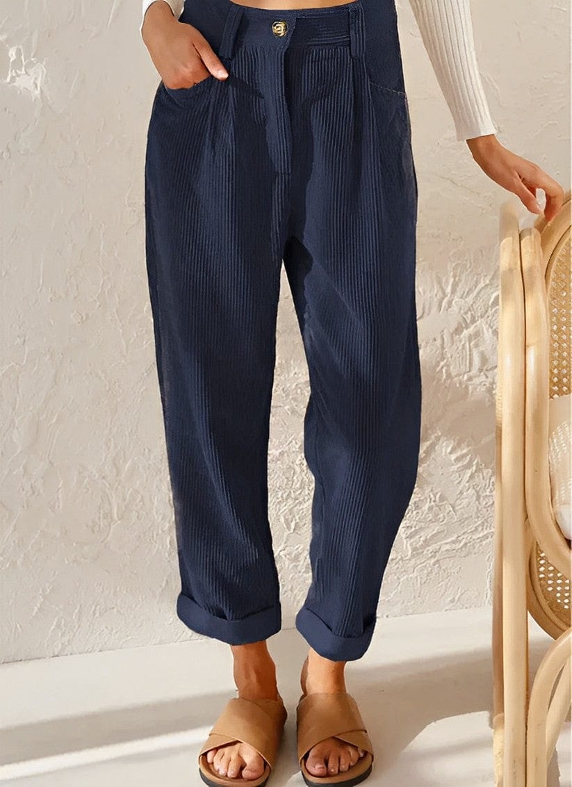 Dunkelblaue Cordhose für Damen, stilvoll und bequem, ideal für Herbstmode. Perfekt kombinierbar mit lässigen Outfits und Sandalen.