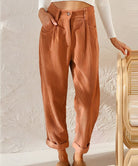 Damen Cordhose in Braun, stilvoll und modern, ideal für Herbstmode. Perfekt kombinierbar mit weißen Oberteilen. Trendige Mode in Berlin.
