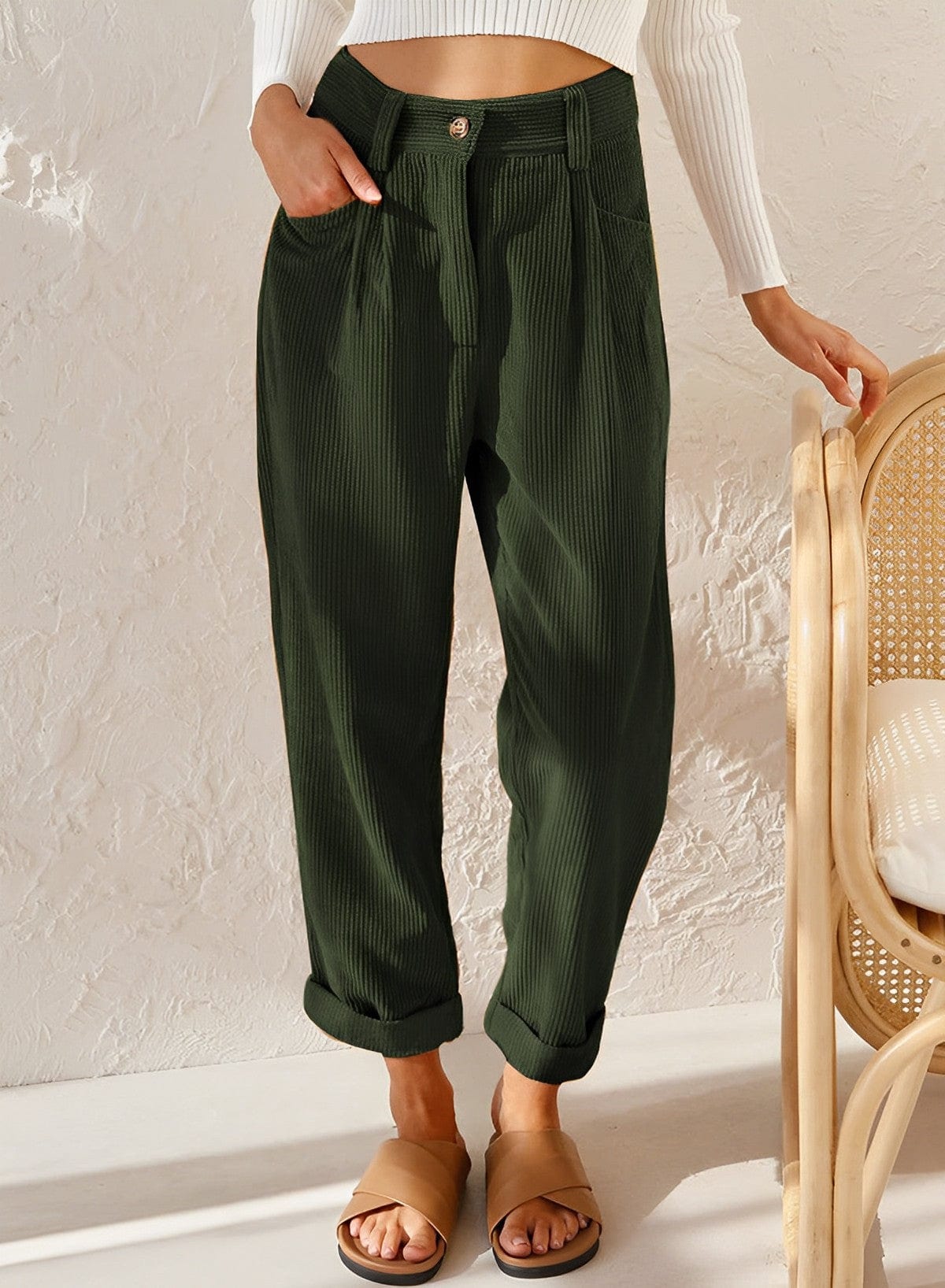 Dunkelgrüne Cordhose für Damen, stilvoll und bequem, ideal für Herbstmode. Perfekt kombinierbar mit lässigen Oberteilen und Sandalen.
