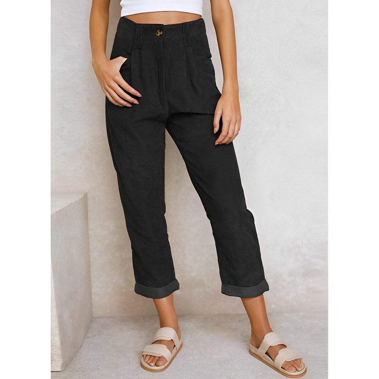 Schwarze Cordhose für Damen, stilvoll und modern, ideal für Herbstmode. Kombiniert mit Sandalen, perfekt für lässige und elegante Outfits.