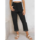 Schwarze Cordhose für Damen, stilvoll und modern, ideal für Herbstmode. Kombiniert mit Sandalen, perfekt für lässige und elegante Outfits.
