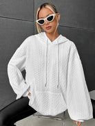Stylischer weißer Hoodie mit Zopfmuster, ideal für modische Outfits. Bequeme Passform, perfekt für trendige Streetwear-Looks.