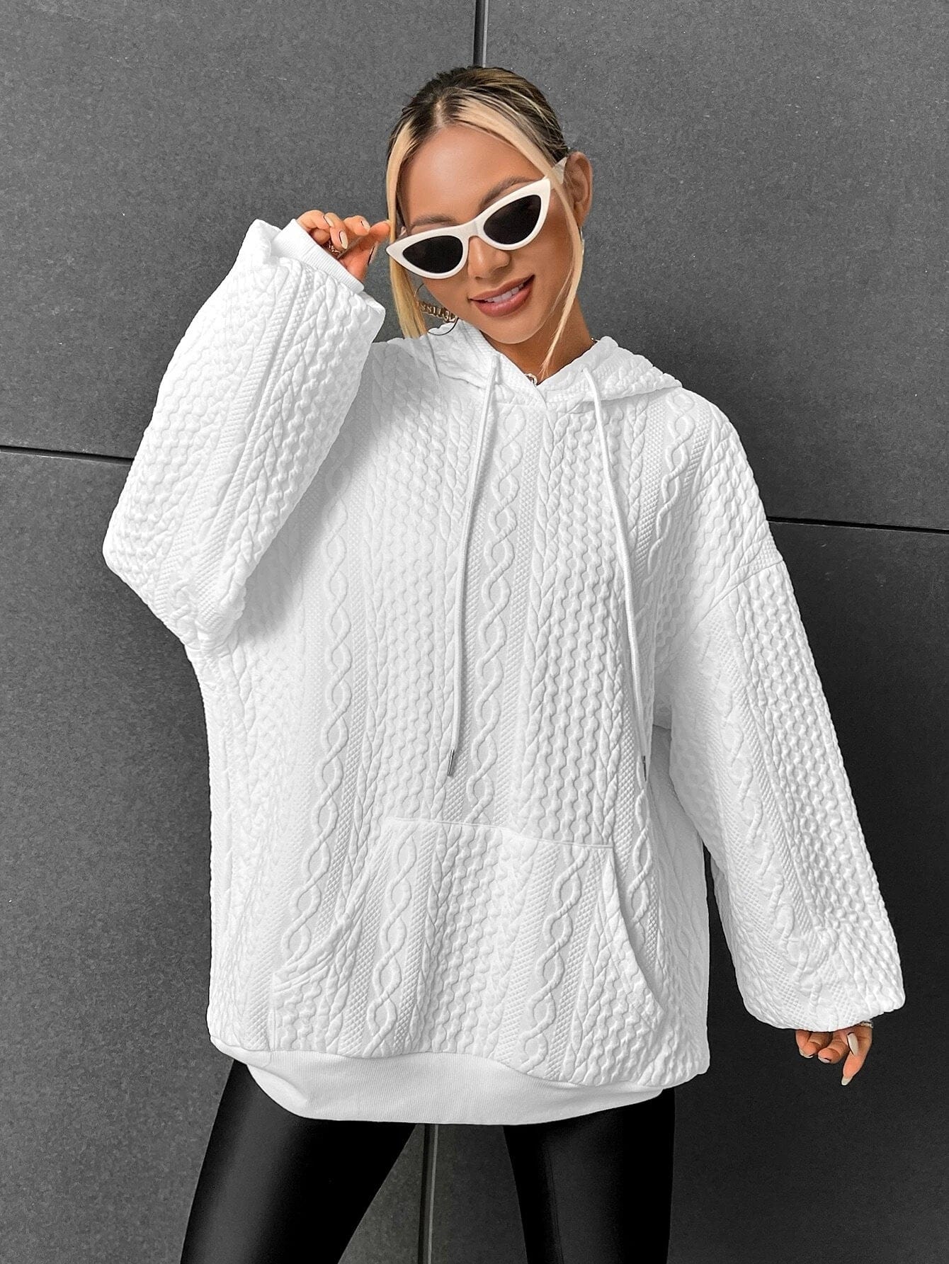 Stylischer weißer Hoodie mit Strickmuster, ideal für Damenmode. Bequemer Pullover, perfekt für trendige Outfits und lässigen Streetstyle.
