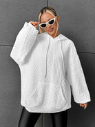 Stylischer weißer Hoodie mit Strickmuster, ideal für Damenmode. Bequemer Pullover, perfekt für trendige Outfits und lässigen Streetstyle.