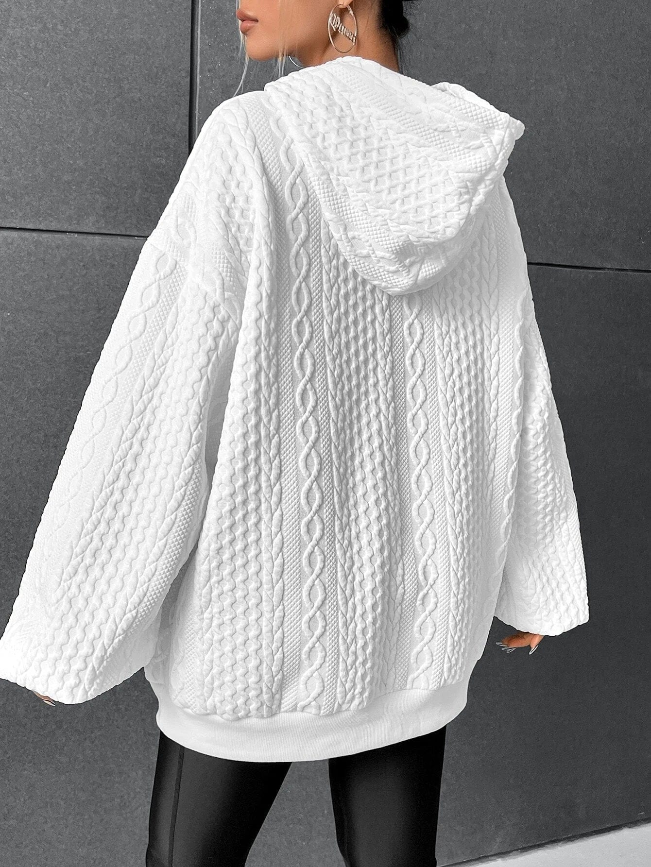 Stylischer weißer Strick-Hoodie mit Kapuze, ideal für modische Outfits. Bequemer, trendiger Pullover für Damen, perfekt für Herbst und Winter.