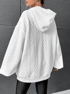 Stylischer weißer Strick-Hoodie mit Kapuze, ideal für modische Outfits. Bequemer, trendiger Pullover für Damen, perfekt für Herbst und Winter.