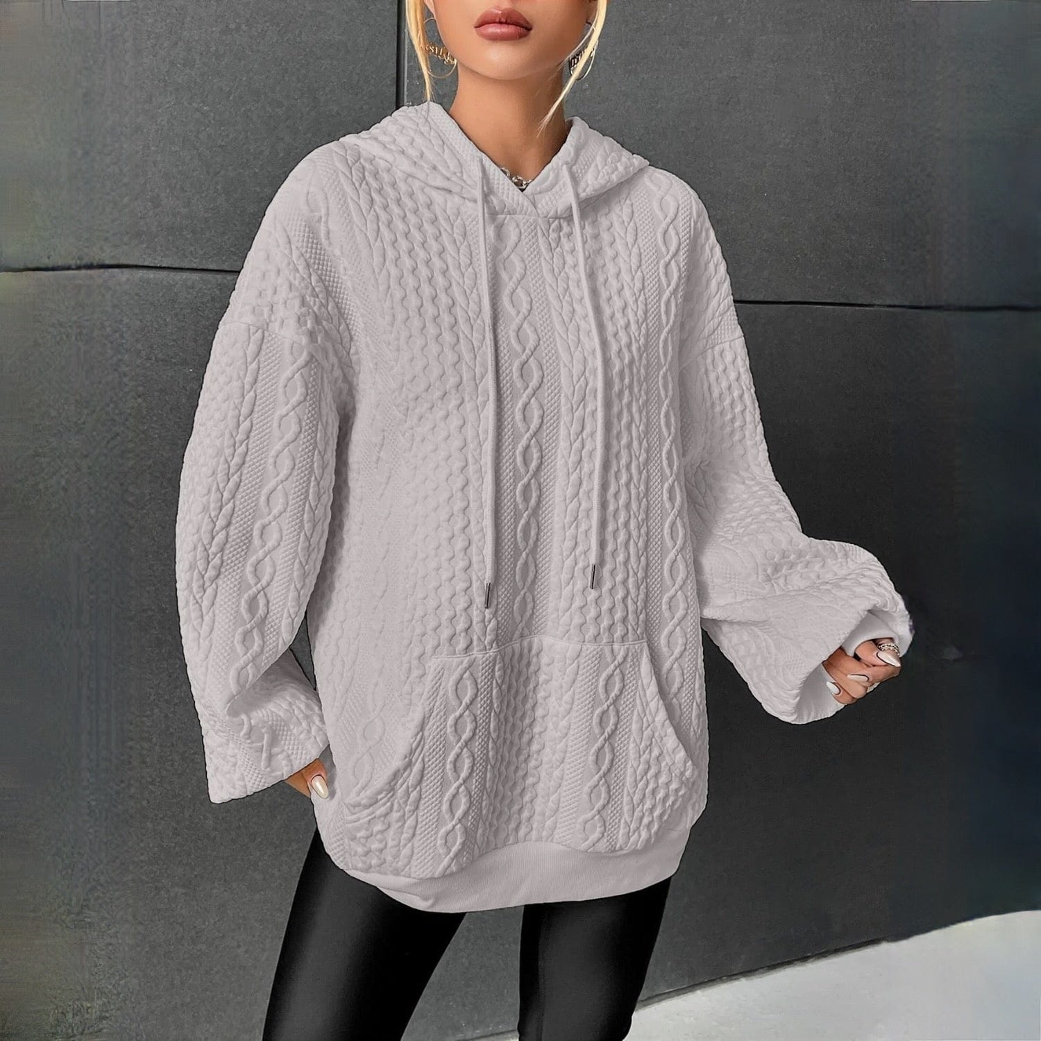 Stylischer, bequemer Hoodie in Weiß, ideal für modische Outfits. Perfekt für Herbst und Winter, kombiniert Komfort mit modernem Design.