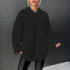 Stylischer schwarzer Hoodie mit Zopfmuster, ideal für Herbstmode. Bequemer Pullover für Damen, perfekt für lässige Outfits und Streetwear.