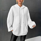 Damen-Hoodie in Weiß, stylisch und bequem, mit Zopfmuster. Perfekt für Freizeitmode und Streetwear. Hochwertige Materialien, trendiges Design.