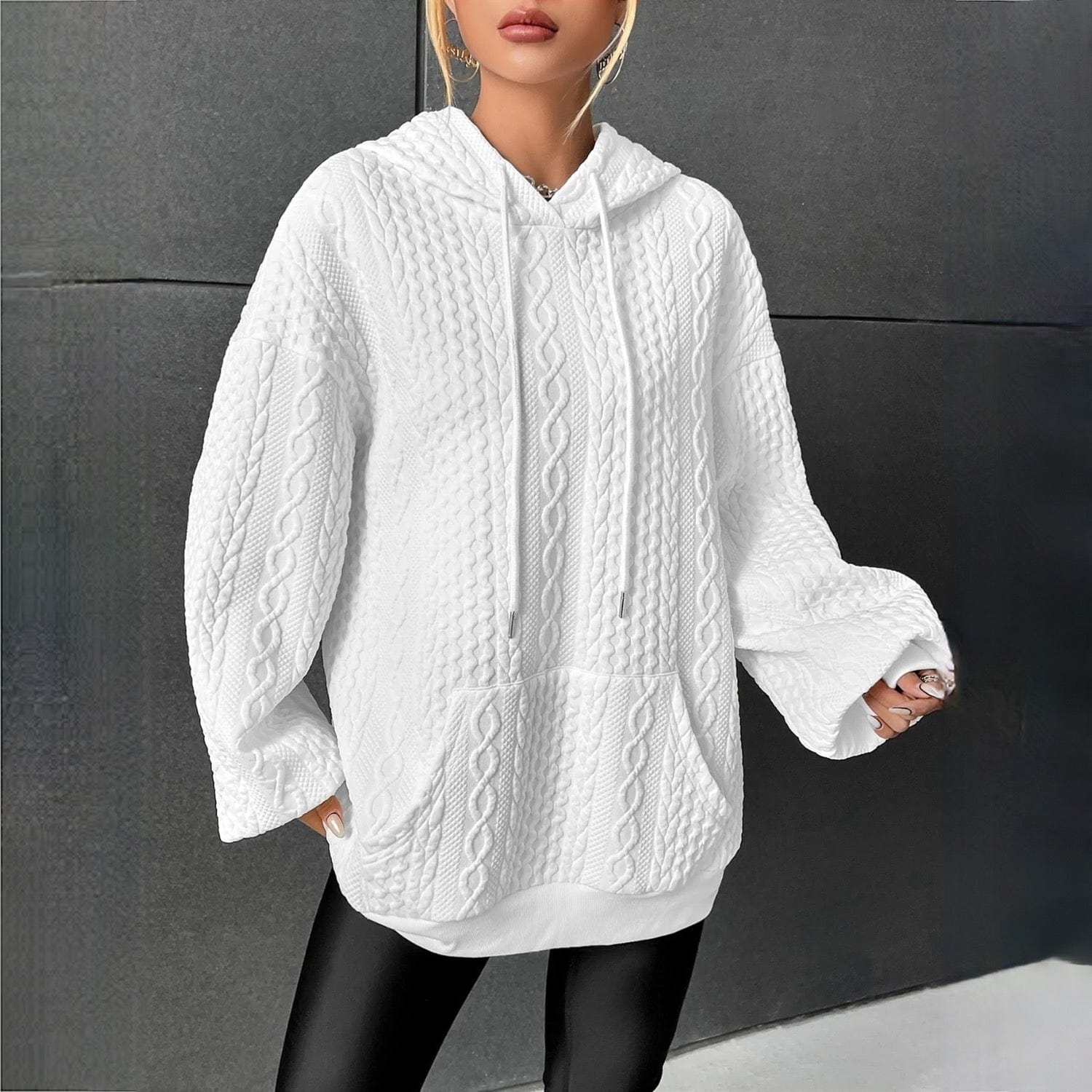 Damen-Hoodie in Weiß, stylisch und bequem, mit Zopfmuster. Perfekt für Freizeitmode und Streetwear. Hochwertige Materialien, trendiges Design.
