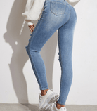 Enge Skinny Jeans mit durchgehenden Löchern, modisch und trendy. Perfekt für stilvolle Outfits. Hochwertige Denim-Qualität, ideal für jeden Anlass.