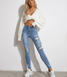 Enge Skinny Jeans mit durchgehenden Löchern, modisch und trendy, ideal für Damenmode. Perfekt für lässige Outfits und Streetstyle-Looks.
