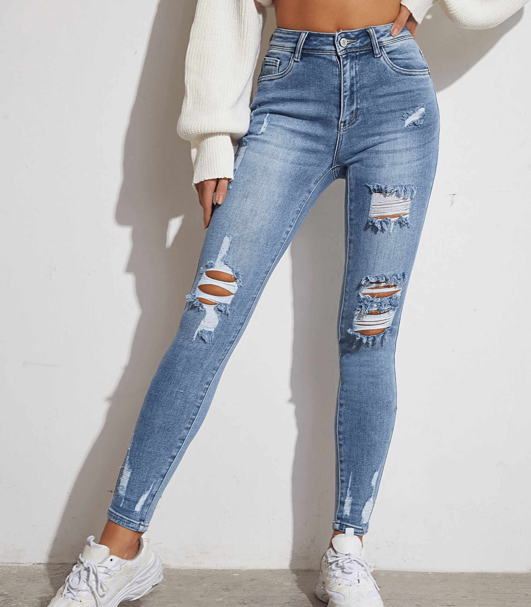 Enge Skinny Jeans mit durchgehenden Löchern, modisch und trendy. Perfekt für lässige Outfits. Hochwertige Denim-Qualität, ideal für jeden Anlass.