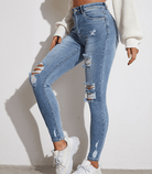 Damen Skinny Jeans mit Rissen, modisch und figurbetont, ideal für trendige Outfits. Perfekt kombinierbar mit Sneakers und Pullover.