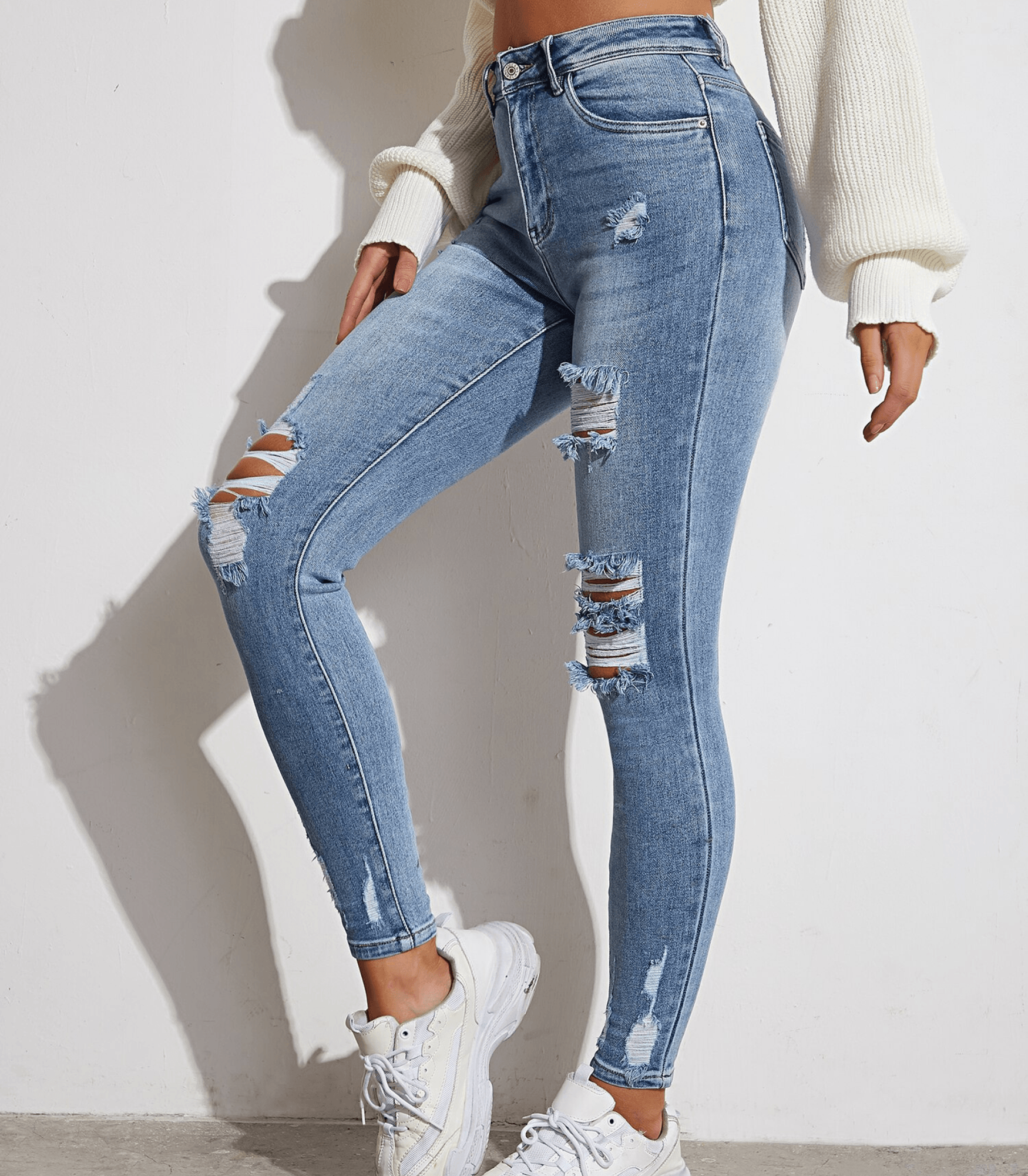 Damen Skinny Jeans mit Rissen, modisch und figurbetont, ideal für trendige Outfits. Perfekt kombinierbar mit Sneakers und Pullover.
