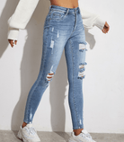 Enge Skinny Jeans mit durchgehenden Löchern, modisch zerrissen, ideal für trendige Streetwear-Looks. Perfekt kombinierbar mit Sneakers.