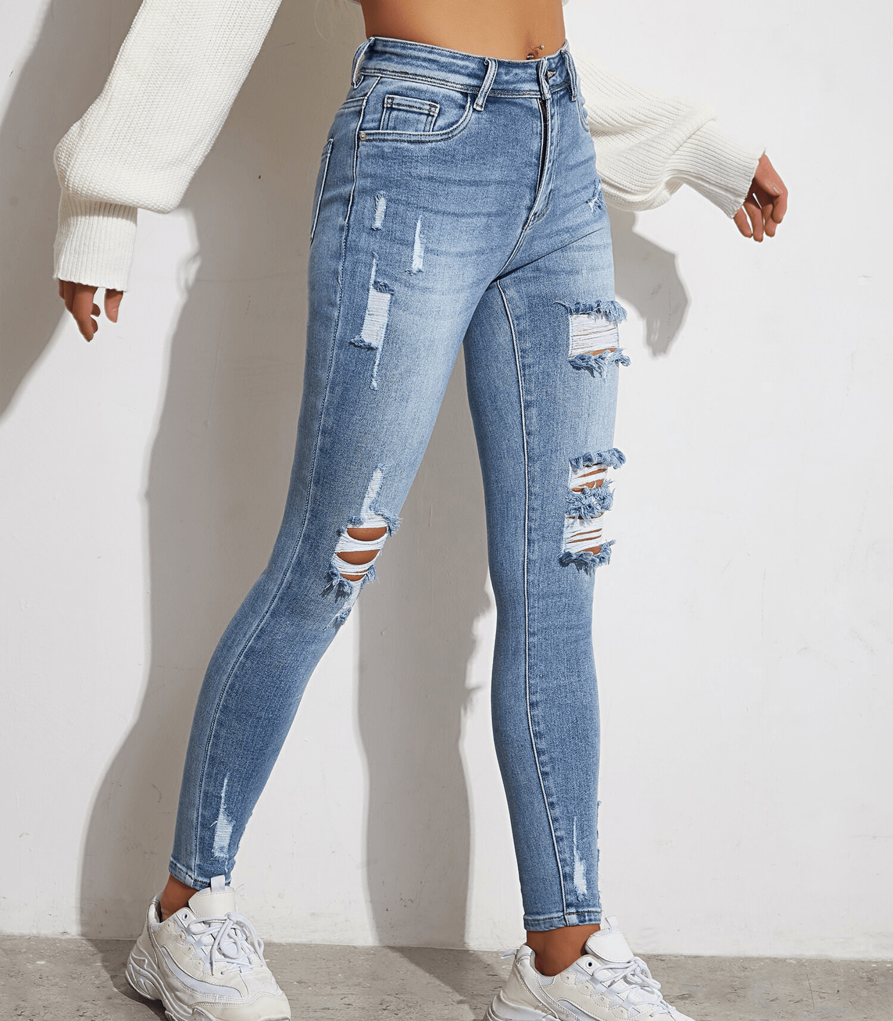 Enge Skinny Jeans mit durchgehenden Löchern, modisch zerrissen, ideal für trendige Streetwear-Looks. Perfekt kombinierbar mit Sneakers.