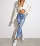Damen Skinny Jeans mit Löchern, modisch und figurbetont, ideal für trendige Outfits. Perfekt für Freizeit und Streetwear.