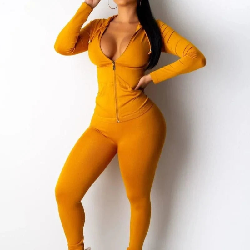 Enges gelbes Sweatshirt-Set für Damen, bestehend aus langärmligem Oberteil mit Reißverschluss und passender Leggings. Perfekt für Freizeit und Sport.