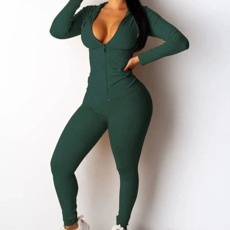 Enges grünes Sweatshirt-Set für Damen, langärmelig, figurbetont, ideal für Sport und Freizeit. Trendige Mode, bequem und stilvoll.