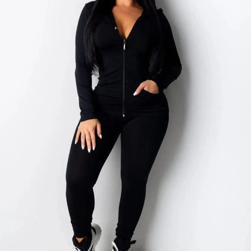 Schwarzes Damen-Sweatshirt-Set, figurbetont, mit Reißverschluss und Kapuze. Perfekt für Freizeit und Sport. Bequem und stilvoll.