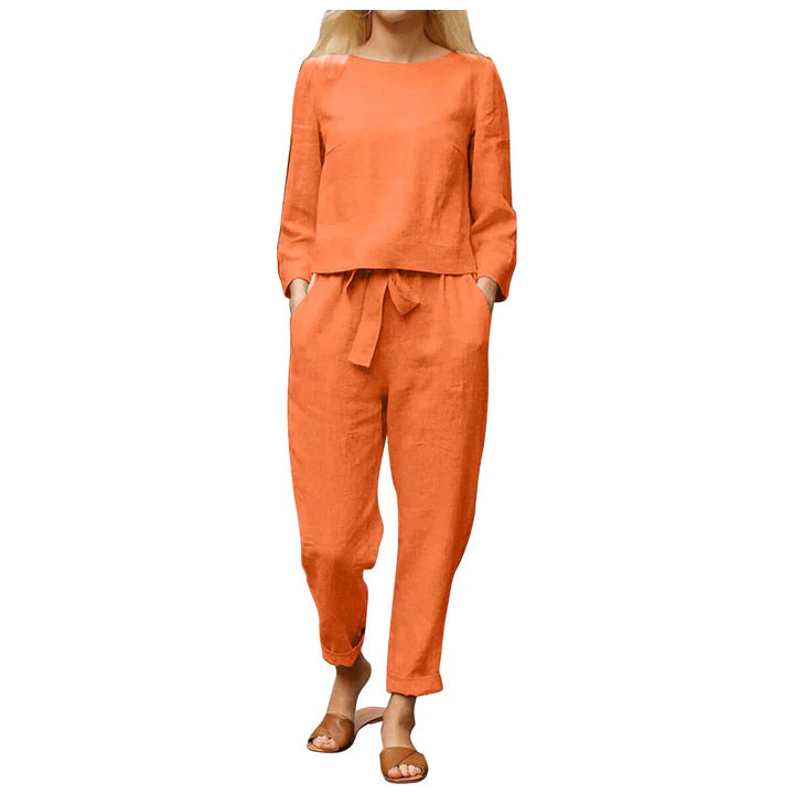 Zweiteiliges Leinen-Ensemble in Orange, bestehend aus lockerem Oberteil und Hose. Perfekt für lässige Sommermode und bequeme Freizeitkleidung.