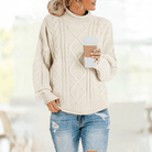 Beiger Rollkragenpullover, stylisch und gemütlich, ideal für Herbstmode. Perfekt kombiniert mit Jeans. Damenmode, Strickpullover, Trend 2023.