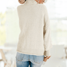 Beiger Rollkragenpullover aus Strick, stilvoll und gemütlich, ideal für Herbstmode. Perfekt kombinierbar mit Jeans für einen lässigen Look.