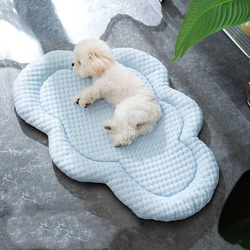Weißer Hund schläft auf einer wolkenförmigen, blauen Hundematte. Perfekt für Haustierkomfort, stilvolles Design, rutschfest und waschbar.