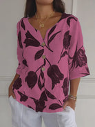 Damenbluse mit V-Ausschnitt, rosa mit floralen Mustern, Knopfleiste, lässig-elegant, ideal für Frühling und Sommermode.
