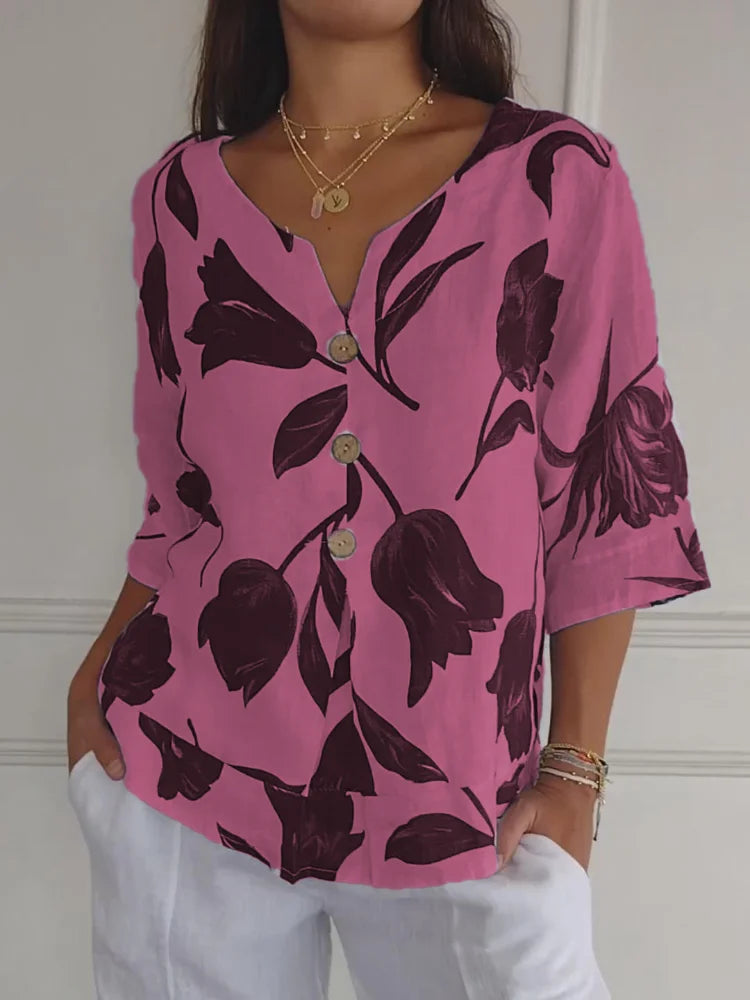 Damenbluse mit V-Ausschnitt, rosa mit floralen Mustern, Knopfleiste, lässig-elegant, ideal für Frühling und Sommermode.