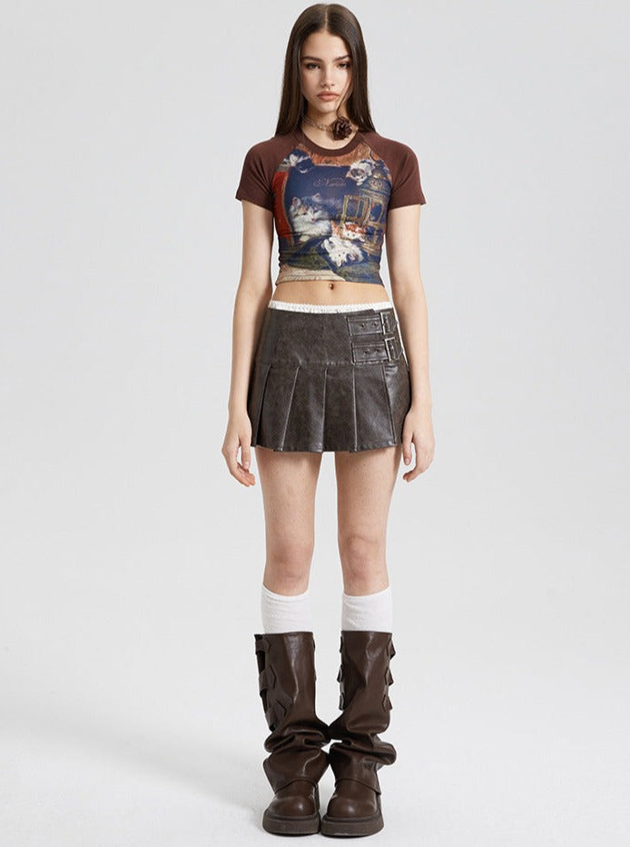 Frau in modischem Outfit: bedrucktes Crop-Top, brauner Minirock, hohe Stiefel. Trendige Damenmode, urbaner Stil, Streetwear-Look.