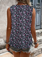 Ärmelloses Damen-Top mit floralem Muster, schwarz-weiß mit pinken Akzenten, ideal für Sommermode, kombiniert mit Jeansshorts.