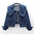 Damen-Jeansjacke mit großem Kragen, Knopfleiste und aufgesetzten Taschen. Modische, lässige Denimjacke für Herbst und Frühling.