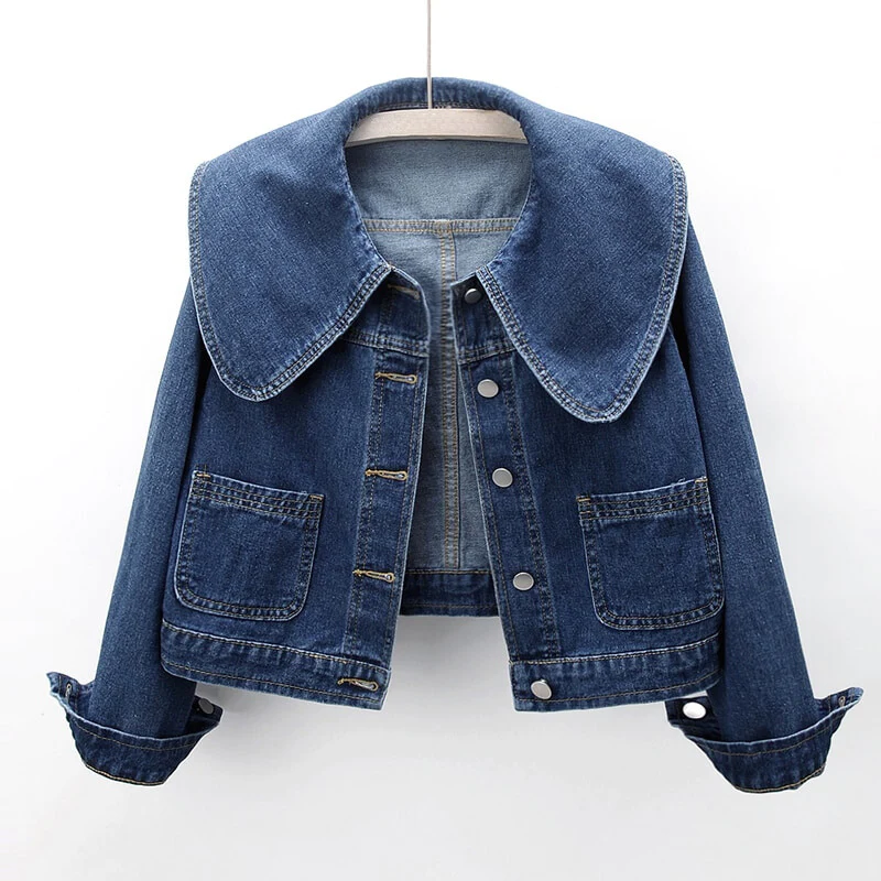 Damen-Jeansjacke mit großem Kragen, Knopfleiste und aufgesetzten Taschen. Modische, lässige Denimjacke für Herbst und Frühling.