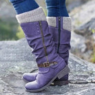 Lila Damenstiefel mit Strickbündchen, Reißverschluss und Schnalle, ideal für Herbstmode. Bequeme, stilvolle Stiefel für Damen.