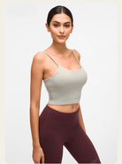 Damen-Sportoutfit: Beigefarbenes Crop-Top und bordeauxrote Leggings. Perfekt für Yoga, Fitness und Freizeit. Atmungsaktiv und stilvoll.