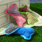 Bunte Hundespielzeuge in Knochenform aus weichem Stoff, ideal für interaktives Spielen und Zahnpflege. Perfekt für aktive Hunde.
