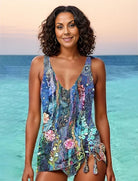 Frau im bunten Badeanzug am Strand, vor türkisfarbenem Meer und Sonnenuntergang. Sommermode, Strandkleidung, Urlaub, tropische Kulisse.