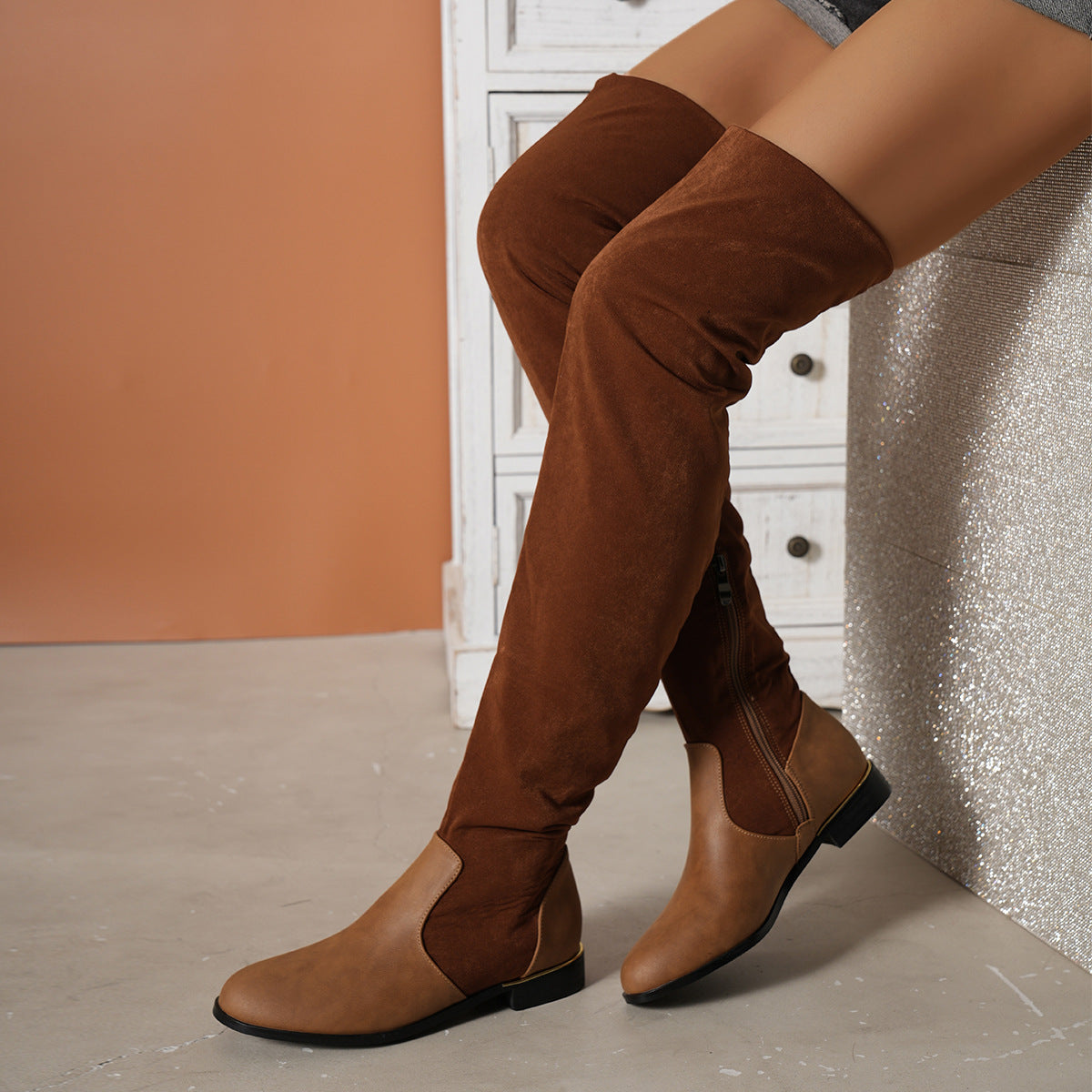 Damen Overknee-Stiefel in Braun, aus Wildlederimitat, flacher Absatz, modisch und bequem, ideal für Herbst- und Winteroutfits.
