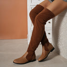 Damen Overknee-Stiefel in Braun, aus Wildlederimitat, flacher Absatz, modisch und bequem, ideal für Herbst- und Winteroutfits.