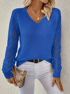 Damenpullover in leuchtendem Blau mit V-Ausschnitt und gehäkelten Ärmeln, kombiniert mit weißer Hose. Modetrend, Strickmode, Herbstoutfit.