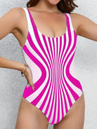 Damen-Badeanzug mit pink-weißem Streifenmuster, figurbetont, ärmellos, ideal für Strandmode und Sommertrends. Hochwertige Bademode.