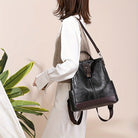 Damen-Rucksack aus Leder in Schwarz, stilvoll und modern. Perfekt für Alltag und Reisen. Hochwertige Verarbeitung, elegantes Design.