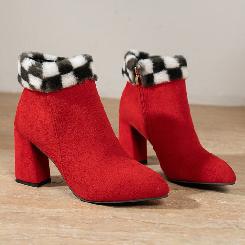 Rote Damenstiefeletten mit Blockabsatz und kariertem Kunstfellbesatz. Modische Winterstiefel, bequem und stilvoll für kalte Tage.