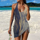 Elegantes Strandkleid mit abstraktem Muster, ideal für Sommermode. Perfekt für den Strandurlaub, stilvoll und bequem. Damenmode, Strandkleidung.
