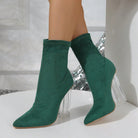 Grüne Stiefeletten mit klarem Absatz, elegantes Design, ideal für modische Outfits. Perfekt für Damenmode, trendige Schuhe, stilvolle Accessoires.